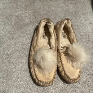UGG Dakota Water Resistant Pom Pom Cream Moccasin Slipper Size 8 Retail $120